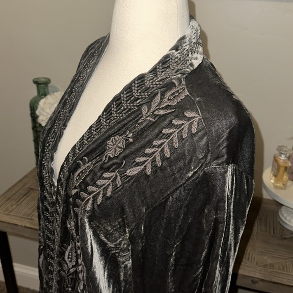 Johnny Was Dark Gray Velvet Boho Open Front Kimono Floral Stitch Silk Medium - Picture 3 of 7